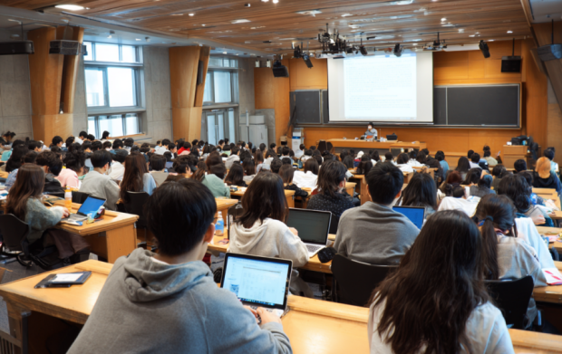 녹음만 남은 강의실, 대학 교육은 어디로 가야 하나